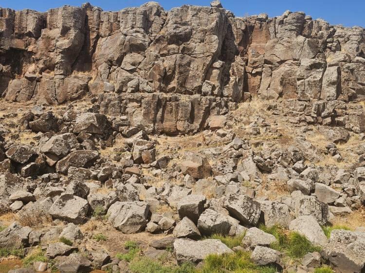 <p><strong>Şanlıurfa’dan dönen ailenin, kızlarının eve uğramadığını öğrendiği, </strong>yaptıkları aramada Zeynep’in cansız bedenini kayalıkların aşağısındaki dere yatağında buldukları, 112 Acil Çağrı Merkezi’ni arayarak, battaniyeye sarıp araçlarına götürdükleri belirtildi.</p>