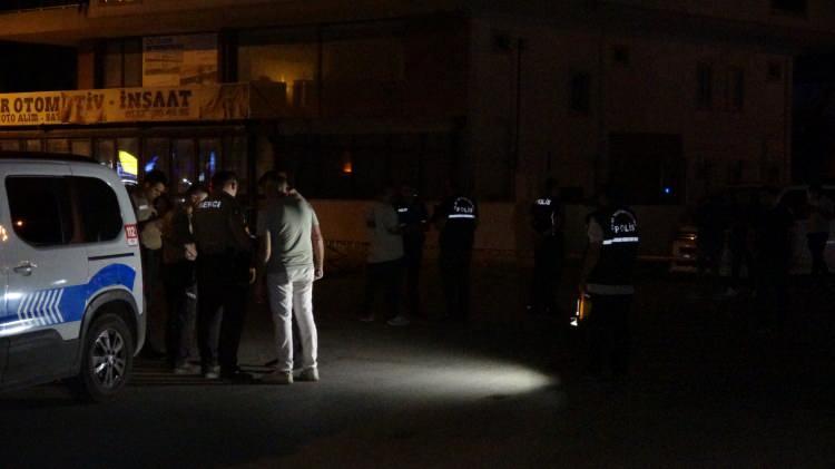 <p>Derviş Ç. kaldırıldığı hastanede ameliyata alındı. Polis ekiplerinin olayla ilgi incelemesi sürüyor.</p>
