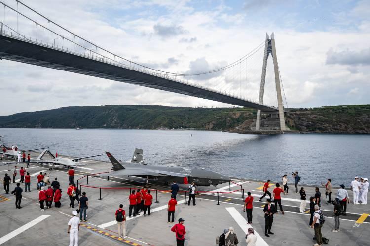 <p>Türkiye’nin en büyük askeri gemisi TCG Anadolu, TEKNOFEST Mavi Vatan etkinlikleri kapsamında İstanbul Boğazı’nda düzenlenecek görkemli geçit töreni için Sarayburnu Limanı’ndan sabah saatlerinde ayrıldı. </p>