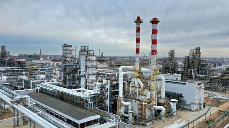 <p>Açıklamada yerleşim yerlerinin, aylardır saldırı altında olan Toretsk kasabasının kuzeybatısındaki Kleban-Byk ve kuzeydoğu Harkov bölgesinin idari sınırına daha yakın olan Sredneye olduğu aktarıldı.</p>
<p><br />
Bakanlık, Cuma günü de 3 köyün ele geçirildiğini açıklamıştı.</p>
<p> </p>