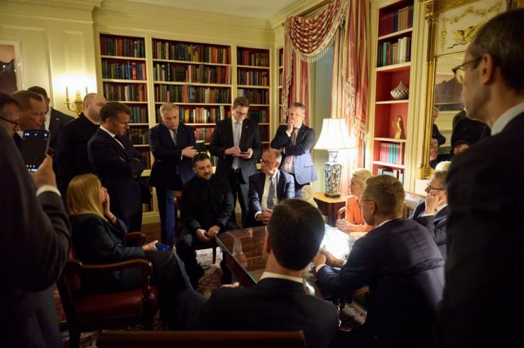 <p>PUTİN'İN KARŞI HAMLESİ</p>
<p>Bu durumun uzun sürmediği ve Putin'in kendi pohpohlama kampanyasıyla karşılık verdiği belirtildi. Trump'ın geçen haftaki Alaska zirvesinden, Kremlin'in çarpık direktiflerini izleyen bir Ukrayna barış yol haritasıyla ayrıldığı; bu planın acil bir ateşkes içermediği ve fethedilmemiş toprakların Rusya'ya devredilmesini öngördüğü ifade edildi.</p>