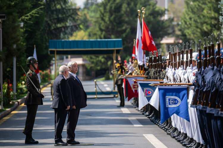 <p>Japon basınında yer alan haberlere göre, İHA tedarikine milyonlarca dolar bütçe ayıran Japonya, Türkiye'yi potansiyel bir İHA tedarikçisi olarak görüyor.</p>

<p> </p>
