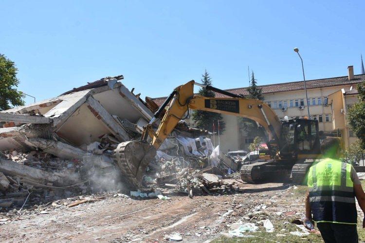 <p>Depremde ilçe merkezinde 1, kırsal mahallelerde de 12'si metruk 16 bina yıkıldı.</p>
