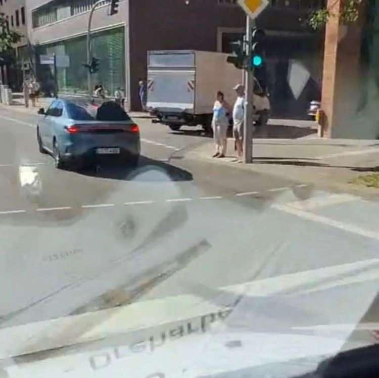 <p>Trafiğe kapalı alanda çekilen reklamda kullanılan T10F modeline bölgedeki Türkler ve çevre halkı büyük ilgi gösterdi.</p>
