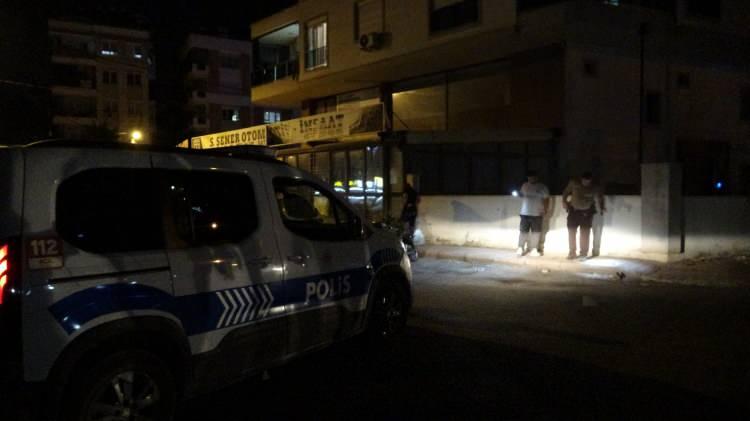 <p>Antalya'da oturduğu apartmanın girişinde kimliği belirsiz bir kişinin silahlı saldırısına uğrayan şahıs ağır yaralanarak hastaneye kaldırılırken, şüpheli ise motosiklete atlayarak kaçtı.</p>

<p> </p>
