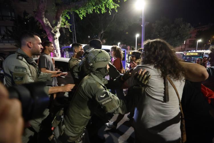 <p>Tel Aviv yönetimi, Gazze’de 20’si hayatta olmak üzere 50 İsrailli esirin bulunduğunu tahmin ediyor.</p>
