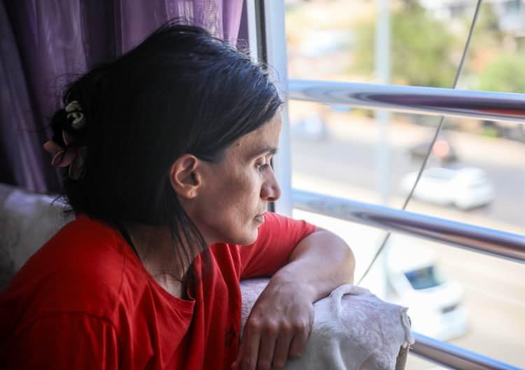 <p>Antalya'da yaşayan hastalığı nedeniyle yürüme yetisi küçük yaşta kaybeden Leyla Kubulan (36), tüm gününü evde geçiriyor. Kubulan, hastalığına bir çare bulunmasını istiyor. </p>
