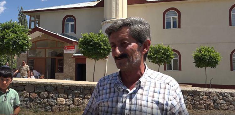 <p><strong>Şebeke çekmediği için minareye çıkıp oradan konuştum. Köyün içinde evlerde hiçbir yerde çekmiyor" </strong></p>