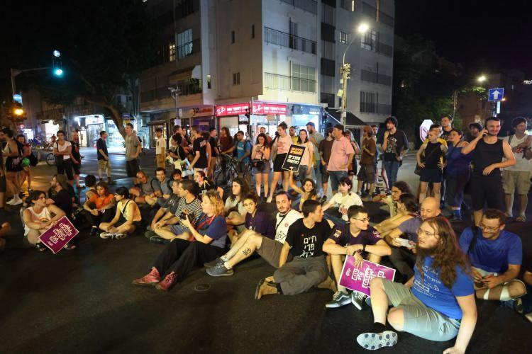 <p>Gösterilerde “Hükümetin rehineleri kurban etmesine izin vermeyeceğiz.” yazılı pankartlar taşınırken, Kanal 12 televizyonu Tel Aviv’deki merkezi mitinge on binlerce kişinin katıldığını duyurdu.</p>
