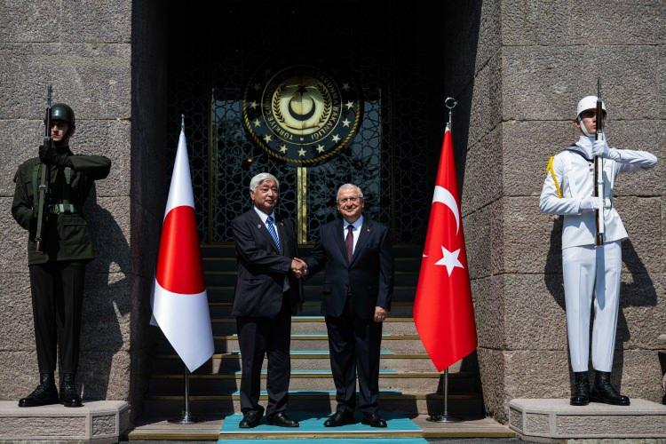 <p><span style="color:#B22222"><strong>GÖZLER TÜRK İHA'LARINDA!</strong></span></p>
<p> </p>
<p>Türkiye'nin yerli ve milli imkanlarla geliştirdiği Bayraktar TB2 İHA, savunma yeteneklerini artırmayı planlayan ülkelerin ilgi odağı oldu.</p>
<p>Ukrayna cephesinde Rus sistemlerine karşı başarısını kanıtlayan Bayraktar TB2, aynı zamanda Afrika'da ayrılıkçı ve isyancılarla mücadelede de etkin şekilde kullanılıyor. </p>