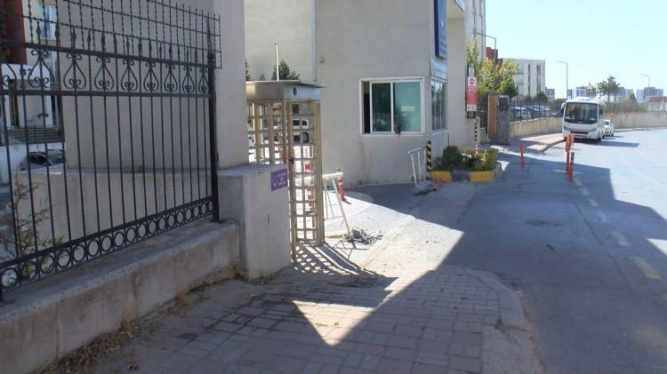 <p>Rıdvan Kurt idaresindeki kapalı kasa kamyonet sürücüsü sokağa girdiğinde sürücü aracın direksiyon hakimiyetini kaybetti. </p>
