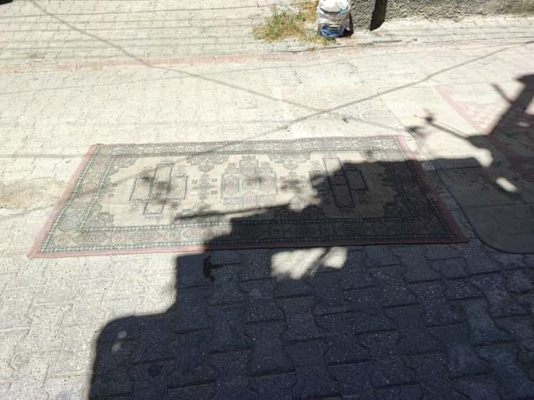 <p>"Belediye her gün burada ama yolu görmüyor"</p>
<p> </p>
<p> </p>
<p>Vatandaşlardan Mehmet Tekin, "Belediye her gün burada, 2 çuval alıyor ‘Biz bunu yaptık' diye paylaşıyor. Ancak yolu çekip paylaşmıyor. Tozdan duramıyoruz, halı serdik, bütün mahalle halıyla kaplı" ifadelerini kullandı.</p>