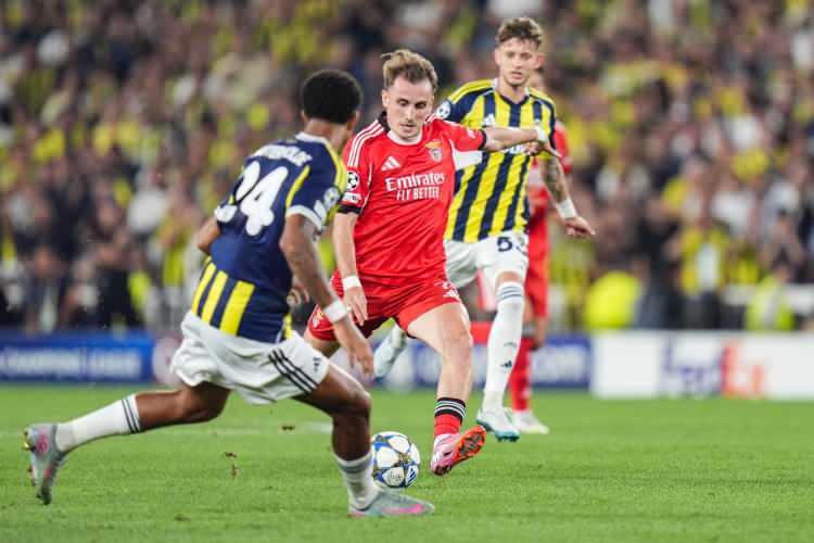 <p>UEFA Şampiyonlar Ligi Play-Off Turu ilk maçında Fenerbahçe, konuk ettiği Portekiz ekibi Benfica ile 0-0 berabere kaldı.</p>
