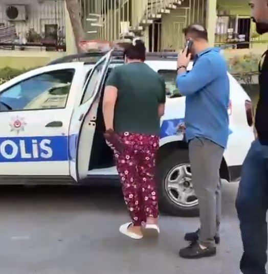 <p><span style="color:rgb(165, 42, 42)"><strong>E.H.Y.’nin, tabletinin ekranına babasının fotoğrafını koyduğu,</strong></span> Ayşegül Y.’nin de fotoğrafı görünce tartıştıkları ortaya çıktı.</p>
<p> </p>
<p>Sorguya alınan Ayşegül Y., ifadesinde, <strong>"Kızım sokakta oynuyordu. Yanında yabancı kişileri görünce sokağa çıktım. Kızımı, eski sevgilimin akrabaları kaçıracak zannettim. Kızıma değil, onlara saldırdım." </strong>dedi. </p>