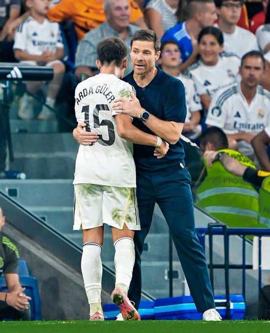 <p>Taraftarları heyecanlandıran Mastantuono'yu Alonso'nun da kısa sürede ilk 11'de oynatmak istediği belirtilirken, futbolcunun formayı kapmak için Arda Güler ile rekabete gireceği ifade edildi.</p>