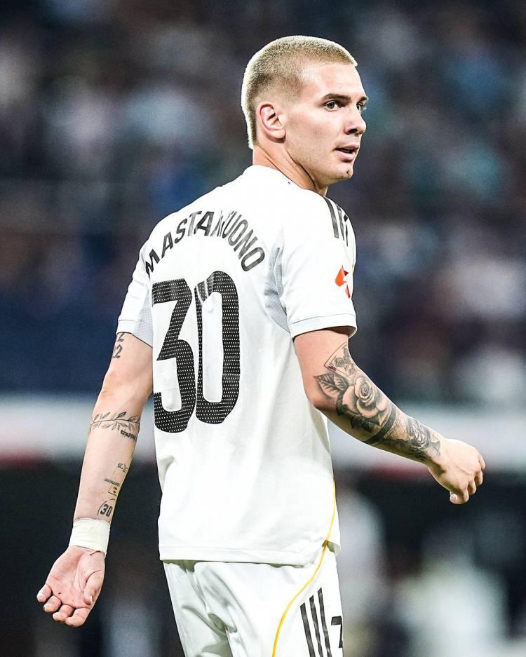 <p>Birkaç gün önce Madrid'e gelen Mastantuono, ilk maçına Osasuna karşısında çıktı ve 68. dakikada Brahim Diaz'ın yerine oyuna girdi. </p>