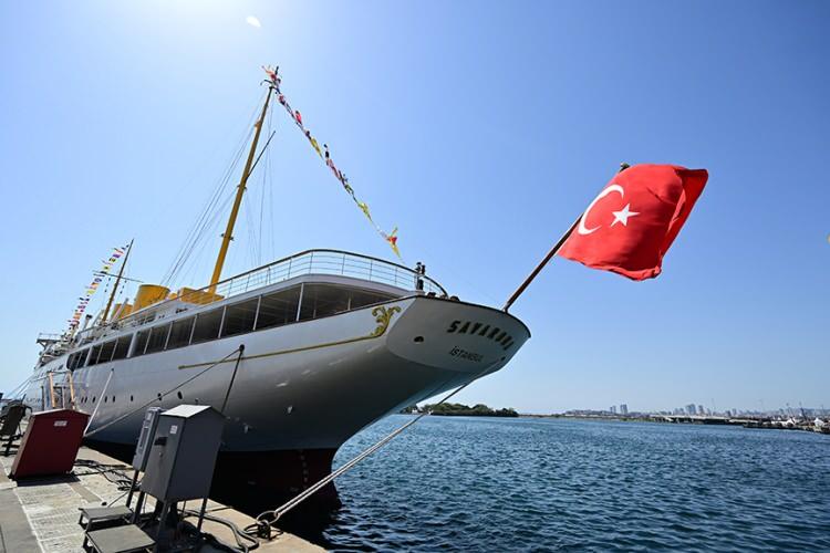 <p>Bunun üzerine Deniz Kuvvetleri Komutanlığına devredilen yatla ilgili Deniz Kuvvetleri Komutanı Oramiral Ercüment Tatlıoğlu talimatıyla hazırlanan üç alternatifli planın Cumhurbaşkanı Erdoğan ve eşi Emine Erdoğan'a sunulmasıyla restorasyon kararı verildi. Deniz Kuvvetleri Komutanı Oramiral Ercüment Tatlıoğlu'nun talimatıyla Deniz Müzesi'ndeki Atatürk’e ait çeşitli objeler Savarona’ya getirtildi.</p>