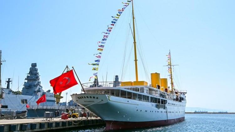 <p>İstanbul Tersanesi Komutanı Tümamiral Recep Erdinç Yetkin, Atatürk'ün Savarona'daki kamarasında AA muhabirine yaptığı açıklamada, yatın 1931 senesinde Almanya'da inşa edildiğini, daha sonra Türkiye Cumhuriyeti'nin ihtiyaç duyması üzerine 24 Mart 1938 tarihinde satın alınarak, Türk Bayrağı'nın çekildiğini kaydetti.</p>
<p> </p>
