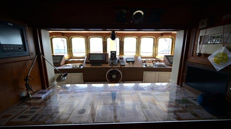 <p>Savarona'nın sadece denizin üstünde sürülen bir demir yığını değil, milletin tarihine, Cumhuriyet'in kurucusu Gazi Mustafa Kemal Atatürk'e ve onun ideallerine bağlılığın somut bir sembolü olduğunu kaydeden Çetindemir, <em><strong>"Burada attığım her adımda Atatürk'ün vizyonunu, Cumhuriyet'in değerlerini ve bizlere bıraktığı mirası hissediyorum. Savarona bizlere sadece bir görevi değil, aynı zamanda kuşaktan kuşağa aktarılacak bir emaneti temsil etmektedir. Bu emanete sahip çıkmak hem şahsım hem silah arkadaşlarım adına tarif edilemez bir gurur ve sorumluluktur. Komutanı olduğum bu eşsiz gemide milletimize ve tarihimize layık olabilmek için var gücümle çalışıyorum."</strong></em> ifadelerini kullandı.</p>
