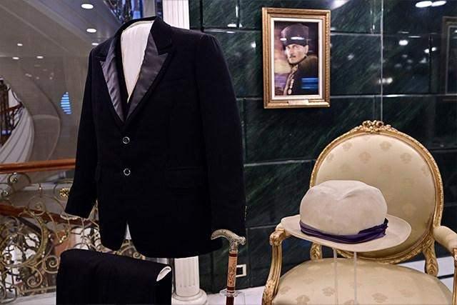 <p><span style="color:#B22222"><strong>BERBER KOLTUĞU, BORNOZ TAKIMI, KANLI ÇARŞAFI...</strong></span></p>
<p>Atatürk'e ait her şeyin özenle korunduğuna dikkati çeken Yetkin, Gazi'nin yatta kalan hatıralarını da şu sözlerle anlattı:</p>
