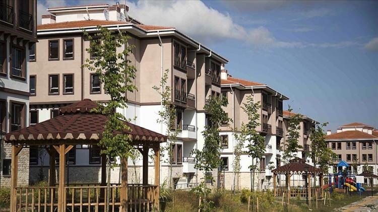 <p> Ayrıca dairelerden bazıları, uygun fiyatları sayesinde dar gelirli vatandaşların da bütçesine hitap ediyor. Bu sebeple TOKİ tarafından satışa çıkartılan taşınmazlar hemen herkesin ilgisini çekiyor.</p>
