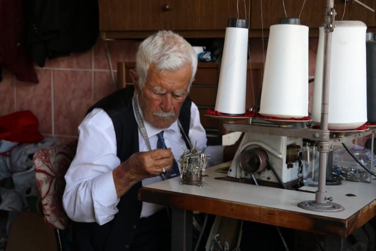 <p>Sabahın erken saatlerinde dükkânının kapısını açan Yılmaz, aynı özveri ile müşterilerine hizmet veriyor.</p>
