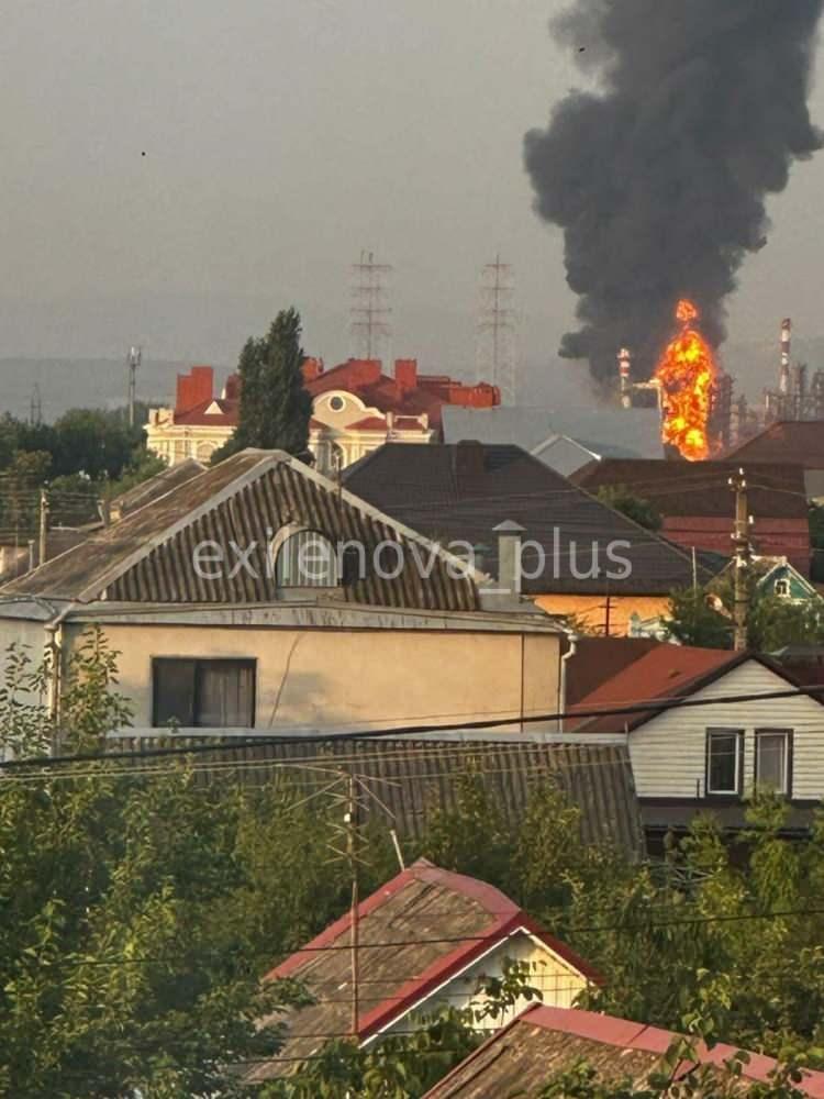 <p>Ukrayna, ABD Başkanı Donald Trump'ın "ateşkes yakın" açıklamalarına rağmen Rusya'yı insansız hava araçlarıyla (İHA) hedef alıyor. </p>
<p> </p>
<p>Ukrayna güçleri, gece boyunca Rusya'nın çeşitli elektrik ve enerji tesislerine İHA saldırıları düzenledi.</p>