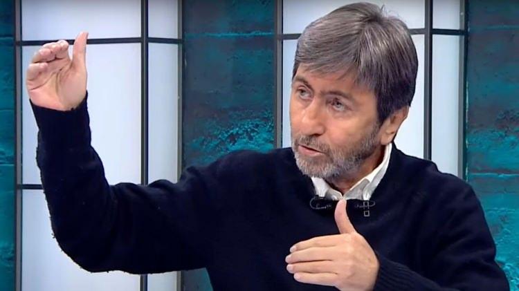 <p>Galatasaray'ın orta sahaya transfer yapması gerektiğini aktaran Dilmen, “Orta sahaya da bir ihtiyaç görüyorum. Sağ bek ve stoperi Kaan'la yamayabilirsiniz ama Galatasaray'ın bu 3 orta saha ayarında bir oyuncu alması lazım.” dedi.</p>