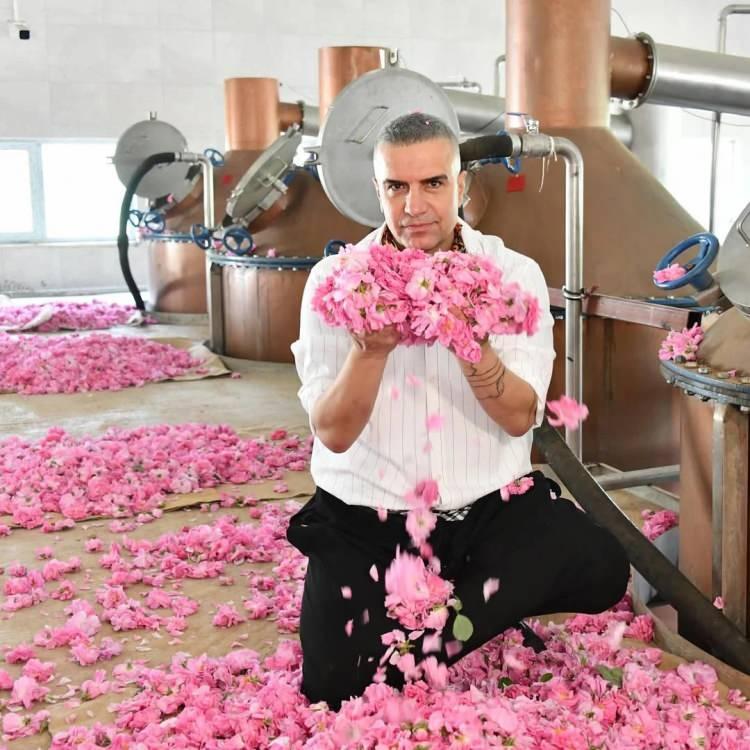 <p>Kozmetik yatırımı için 120 milyon TL harcayan şarkıcı, son zamanlarda servetiyle gündeme gelmeye devam ediyor.</p>