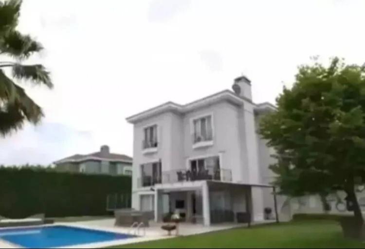 <p>Berdan Mardini kozmetik markasından sonra yeni ev satın alarak lüks evine "Beyaz Köşk" adını verdi.</p>
