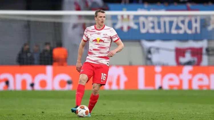 <p>Beşiktaş'ta scout ekibinin tavsiyesiyle RB Leipzig'in 29 yaşındaki tecrübeli oyuncusu Klostermann'a verdiği, oyuncu tarafı ve kulübüyle temas kurulduğu aktarıldı.</p>

<p> </p>

<p>11 yıldır Leipzig forması giyen Klostermann geçen sezon 35 maçta 2037 dakika sahada kalıp, 1 de gol atmıştı.</p>

<p> </p>
