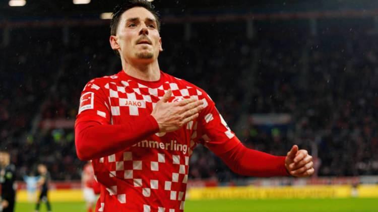 <p><strong>ANTHONY CACİ İÇİN TEKLİF</strong></p>

<p> </p>

<p>Beşiktaş, sağ bek transferi için Mainz forması giyen Anthony Caci’yi radarına aldı. Siyah-beyazlıların, 28 yaşındaki Fransız futbolcu için resmi girişimlerde bulunulduğu iddia edildi.</p>

<p> </p>
