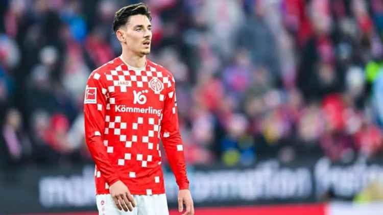 <p>Fransız gazetesi L'Equipe'in haberine göre; Beşiktaş, Bundesliga ekibi Mainz’a Anthony Caci için 6 milyon Euro bonservis teklifinde bulundu. Alman kulübünün bu teklife henüz yanıt vermediği ve değerlendirme aşamasında olduğu aktarıldı.</p>

<p> </p>

<p>Strasbourg altyapısından yetişen Caci, 2022 yılında Mainz’a transfer olmuştu. Alman ekibiyle 1 yıl daha sözleşmesi bulunan deneyimli sağ bekin piyasa değeri 12 milyon Euro. Geçen sezon 35 maçta görev yapan Caci, 1 gol ve 7 asist yapmayı başardı.</p>

<p> </p>

<p> </p>
