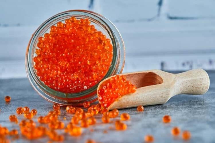 <p>Beluga Havyarı'nın bir başka türü olan Almas Havyarı'nın bir özelliği Beluga Balığı'nın çok nadir türlerinden birinden elde edilmesidir. </p>

<p> </p>

<p>Almas Havyarı sadece 100 yaşını geçen Beluga balıklarından bulunabilir o yüzden altın değerindedir ve fiyatı kilo başına 34 bin dolara kadar çıkabilir.</p>
