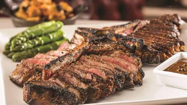 <p>Japon mutfağının dünyaya açılmasıyla ünlü olan Wagyu eti, restoranlarda 400-700 dolar arasında servis ediliyor ancak bazı özel et restoranlarındaki fiyatı bin 800 dolara kadar çıkabiliyor.</p>
<p></p>