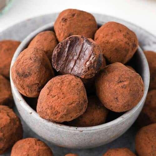 <p>İyi çikolataya çok fazla para ödeyenlerle karşılaşmışsınızdır ama bir çikolata parçası için 250 dolar ödeyene rastladıysanız onun Le Madeline au Truffle Çikolatası aldığına emin olabilirsiniz! Danimarkalı şef Fritz Knipschildt’in 1999’da yarattığı bu çikolata, Fransız trüf mantarı ve 70% kakao oranıyla kısa sürede lüks çikolataların zirvesine oturdu.</p>
<p></p>