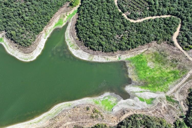 <p>İstanbul Su ve Kanalizasyon İdaresi (İSKİ) verilerine göre, bu yıl 15 Nisan'da yüzde 82,22'ye kadar yükselen barajlardaki su seviyesi, sıcak havaların da etkisiyle yüzde 50'lerin altına düştü.</p>
<p> </p>