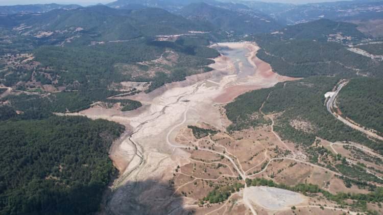 <p>Bursa'nın su ihtiyacını karşılayan iki barajdan birisi olan Nilüfer Barajı tamamen kurudu. Doğancı Barajı'nda doluluk yüzde 19 seviyesinde seyrederken şehirde 35 günlük suyun kaldığı belirtildi.</p>

<p> </p>
