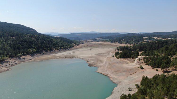 <p>Kastamonu il merkezinin bir kısmının içme suyu ihtiyacını karşılayan Karaçomak Barajı'ndaki su seviyesi, yüzde 24'e düştü. Büyük bir kısmı kuruyan baraj gölü havadan görüntülendi.</p>

<p> </p>
