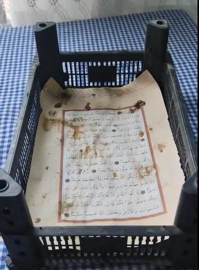 <p>Bitlis-Tatvan kara yolu kenarında satış yapan bir satıcıdan incir alan vatandaş, aldığı kasayı boşaltınca beklenmedik bir manzara ile karşılaştı. </p>
