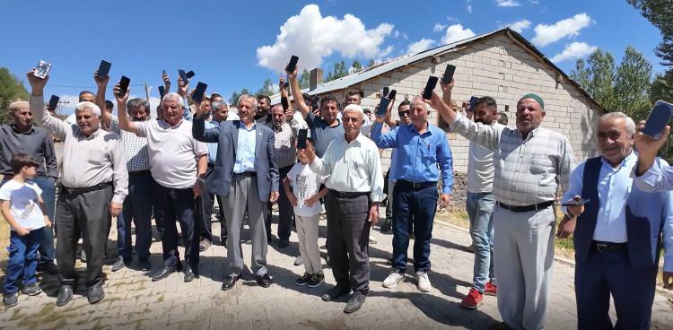 <p><strong>55 yaşındayım 30 seneye yakındır mahallemizde şebeke çekmiyor. </strong></p>