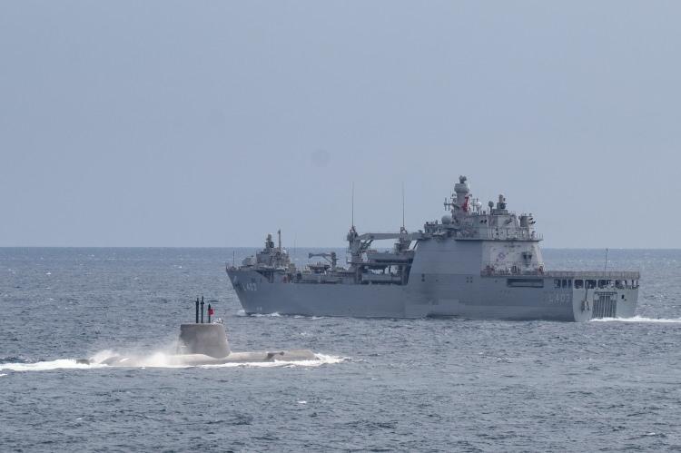 <p>Yavuz Sultan Selim Köprüsü'nden başlayacak geçiş, Sarıyer, Tarabya, Emirgan, Kanlıca, Rumeli Hisarı, Kandilli, Bebek ve Ortaköy rotasının ardından 15 Temmuz Şehitler Köprüsü'nden Dolmabahçe'ye ulaşacak.</p>