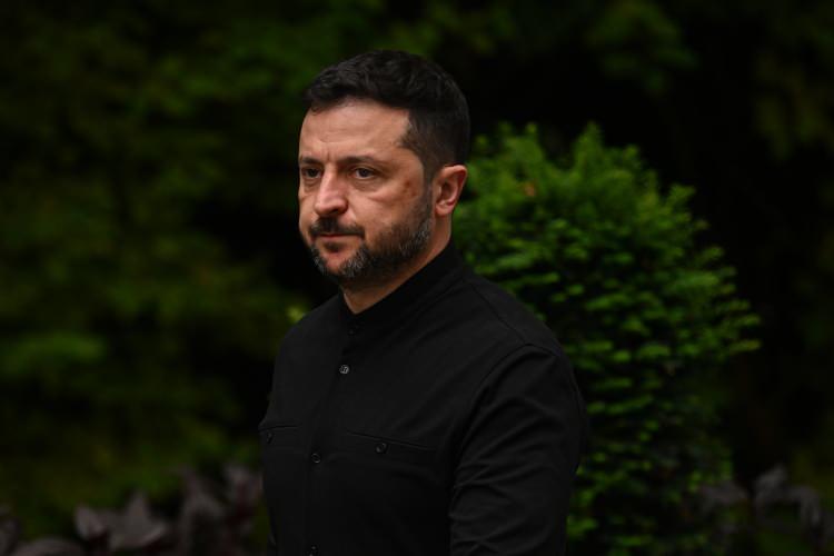 <p><strong><span style="color:#B22222">UKRAYNA'DAN JET CEVAP: KABUL ETMİYORUZ</span></strong></p>
<p>Ukrayna Cumhurbaşkanı Volodymyr Zelensky, Rusya ile Ukrayna'daki savaşı sona erdirmek için gelecekte yapılacak bir barış anlaşması durumunda Çin'in güvenlik garantörü olarak hizmet edebileceği şansını reddetti.</p>