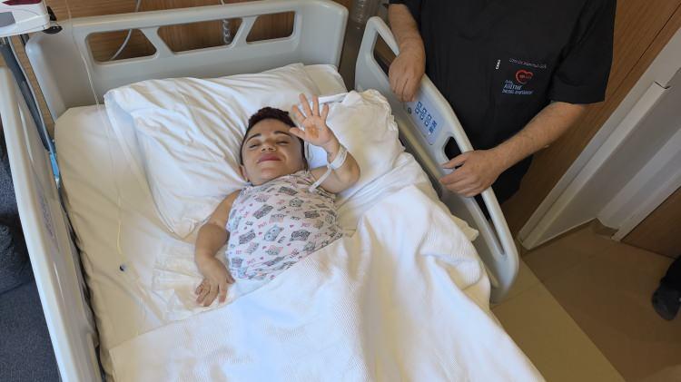 <p>Anestezi Doktoru Mahmut Gül, yapılan operasyona ilişkin lunları söyledi: </p>

<p><strong>"Hastamız 30 yaşında. 80 santimetre boyunda, 24 kilo ağırlığında bir kardeşimiz. Kendisinin yumurtalıklarında kist olduğu için ameliyat olması gerekti. Biz bu ameliyatta hastamıza önce büyük bir damar yolu açtık kasıktan. Çünkü damar yolunun çok önemi var ve daha sonrasında ameliyat sırasında belinden uyuşturduk ve ameliyatı sorunsuz bir şekilde belden uyuşturmayla hastamız uyanık bir şekilde tamamladık. Hastadan 3 kilo kist çıktı. Öncesinde 24 kilo olan hastamız, ameliyat sonrasında 21 kiloyla şifalı bir şekilde serviste yatıyor. Ameliyatı bugün oldu. Şu anda da serviste hastamız. Bu tür ameliyatlarda uyutmak hastamız açısından oldukça risklidir. Biz o yüzden bölgesel anesteziyi yani belden uyuşturmayı tercih ettik. Literatürde çok olmayan bir hasta ve güvenli bir şekilde hastanemizde bu ameliyat tamamlandı."</strong></p>
