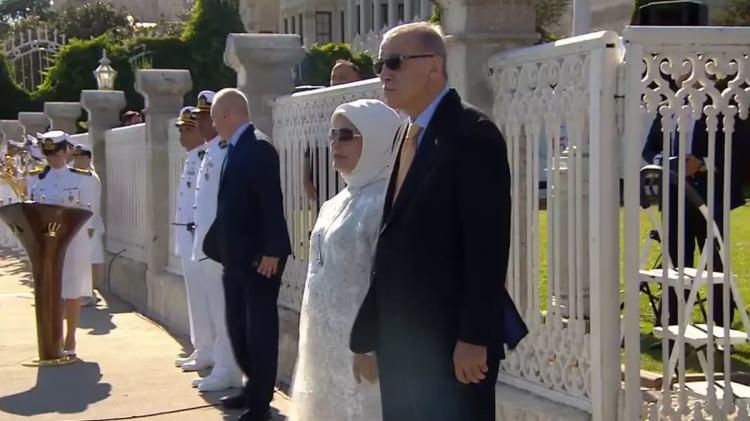 <p>Cumhurbaşkanı Recep Tayyip Erdoğan, donanmayı selamlıyor.</p>