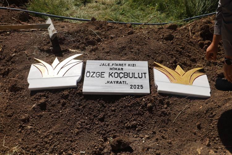 <p>Yapılacak çeşmenin bütün masraflarını üstlenerek kızının adını veren Prof. Dr. Koçbulut, <strong>"Kazı yaptığımız alandan bu kadar büyük bir suyun çıkacağını düşünmüyordum. Bu kadar fazla miktarda çıkan tatlı suyun da boşa gitmesine gönlümüz el vermedi. Bizde bunu Başyayla köyüne kazandırmak istedik"</strong> diye konuştu.</p>
