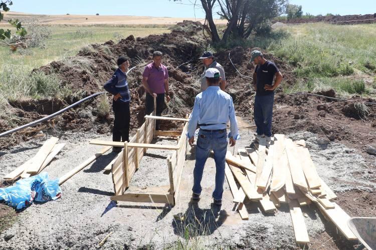 <p>Çeşmeyi en kısa sürede tamlamayı planladıklarını belirten Köy muhtarı Salman Gündoğdu, <strong>"Hocamdan ve ekibinden Allah razı olsun onların sayesinde köyümüzden su çıktı. Bizlere gelip ben vefat eden kızımın hayrına bir çeşme yaptırmak istediğini söyledi. Bizde elimizden ne geliyorsa yapmaya hazırız dedik. Çeşme için ustamızı tuttuk, malzemelerimizi getirdik. Suyumuzu da en kısa sürede akıtmayı planlıyoruz. Ben buradan bu kadar fazla miktarda su çıkacağını beklemiyordum. Çok güzel suyumuz çıktı. Hocamın hayrı kabul olsun."</strong> diye konuştu.</p>