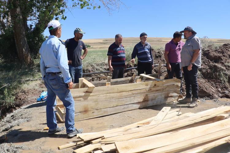 <p>Köylerinin üzerinden fay hattının geçtiğini öğrenen Köy halkından Cafer Özal, <strong>"Hocam Sivas'tan buraya fay hattını incelemek için geldi. Başyayla köyümüzün yaklaşık 2 kilometre üstünden deprem fay hattı geçiyormuş. Bu alanda kazı yaparken su buldu. Bu suyu kızının hayrına köyümüze çeşme olarak yaptırıp, akıtacak."</strong> dedi.</p>
