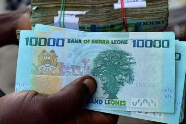 <p><span style="color:inherit"><span style="color:rgb(178, 34, 34)"><strong>5) SIERRA LEONE LEONESİ</strong></span></span></p>
<p><span style="color:inherit"> </span></p>
<p><span style="color:inherit">Sierra Leone leonu (SLL), değerinin farklı faktörlerin bir araya gelmesinden etkilenmesi bakımından Laos kipine benzemektedir.<strong> Bunlar arasında yüksek borç ve enflasyon seviyeleri ile yavaş ekonomik büyümenin yanı sıra Ebola virüsü salgını gibi büyük sağlık krizlerinin kalıcı etkileri de yer alıyor.</strong></span></p>
<p> </p>