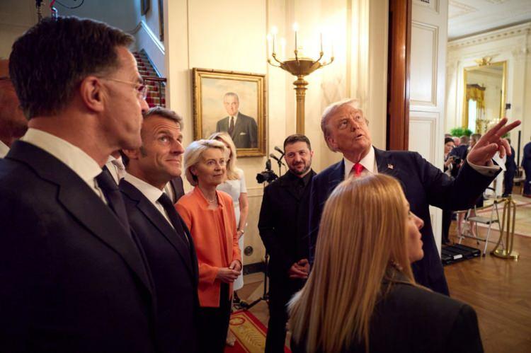 <p><span style="color:#B22222"><strong>TRUMP'IN AVRUPA'YA SUNDUĞU YEM</strong></span></p>
<p>Analizde, İngiltere Başbakanı Keir Starmer'ın şubat ayında Trump'ı kralın misafiri olarak İngiltere'ye davet ederek gönlünü almaya çalıştığı ve bunun karşılığında Beyaz Saray'ın cezalandırıcı gümrük vergisi rejiminde göreceli bir hoşgörüyle ödüllendirildiği belirtildi. </p>